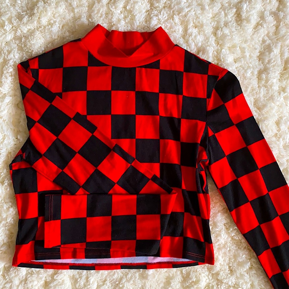 Size s black & red checkered long-sleeve crop top. From forever 21, worn a few.